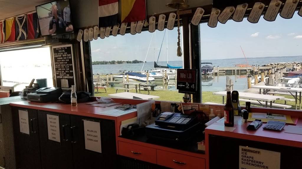 South Side Ice Yacht Club | restaurant | 1842 S Main St, Oshkosh, WI 54902, USA | 9202354470 OR +1 920-235-4470