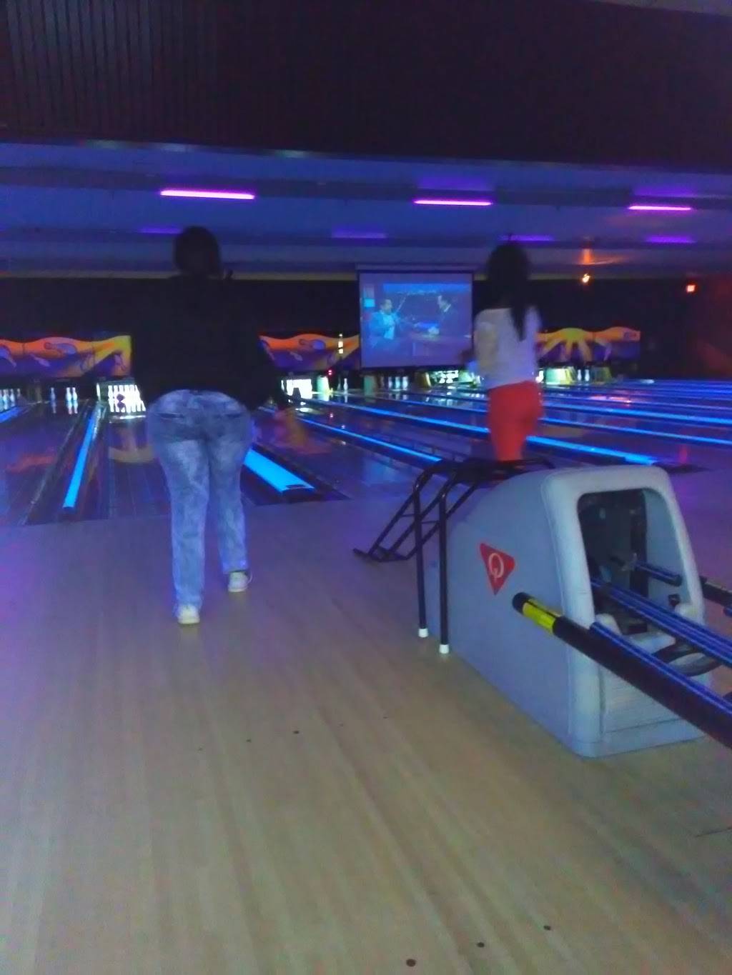 AMF Auburn Lanes | restaurant | 719 Opelika Rd, Auburn, AL 36830, USA | 3348876573 OR +1 334-887-6573