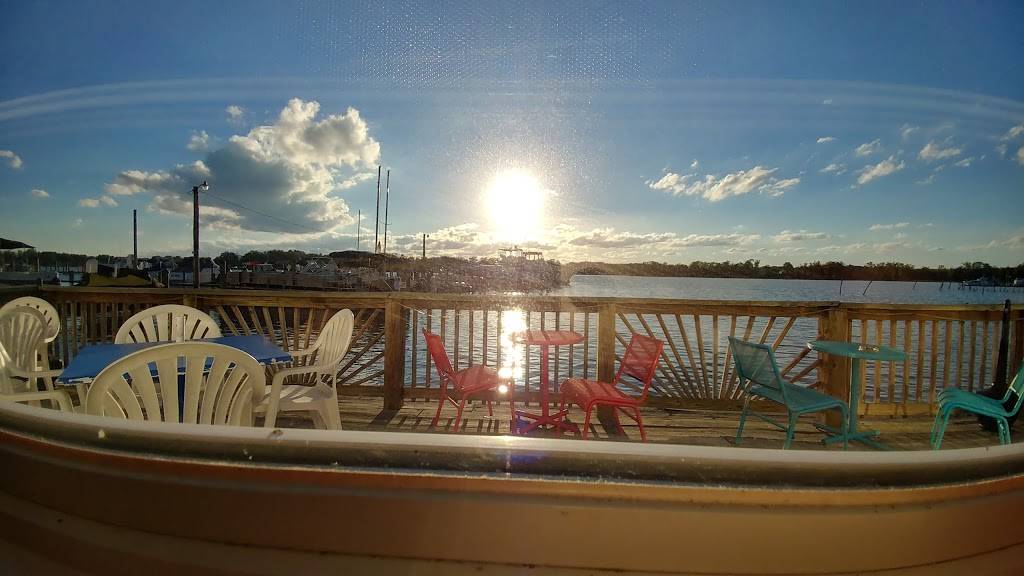 LightHouse Restaurant | restaurant | 11 Monroe Bay Ave, Colonial Beach, VA 22443, USA | 8042247580 OR +1 804-224-7580