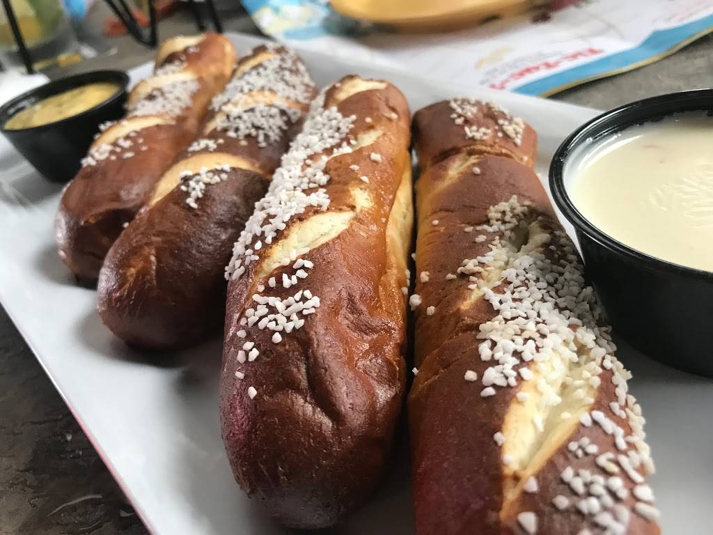 Hurricane Dockside Grill | restaurant | 3351 W Burleigh Blvd, Tavares, FL 32778, USA | 3525085137 OR +1 352-508-5137