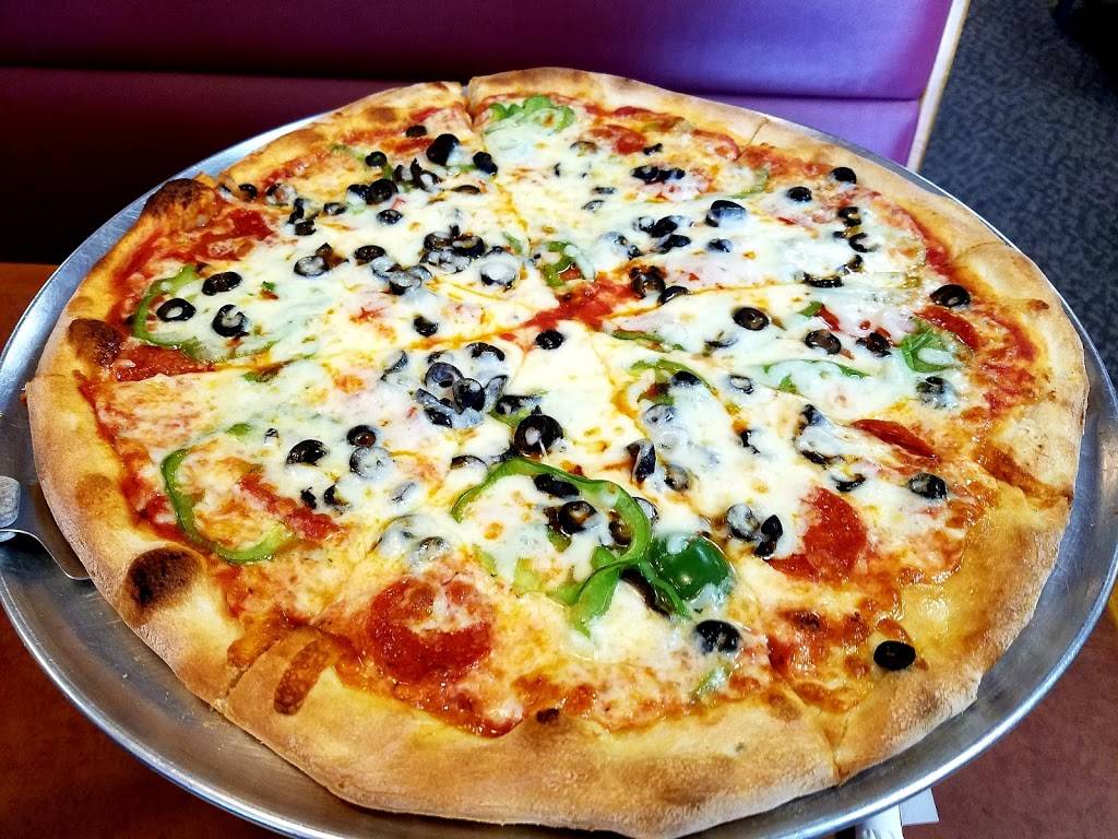 Giovannis New York Pizza | restaurant | 520 E Market St, Leesburg, VA 20176, USA | 7037778440 OR +1 703-777-8440