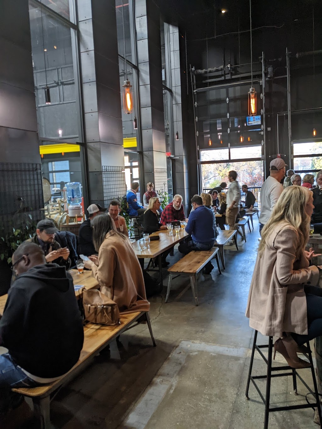 Lincoln Tap | restaurant | 330 E Lincoln Ave, Royal Oak, MI 48067, USA | 2485562433 OR +1 248-556-2433