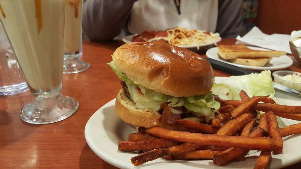 Hollywood Grill | restaurant | 2246, 1601 W North Ave, Chicago, IL 60622, USA | 7733951818 OR +1 773-395-1818