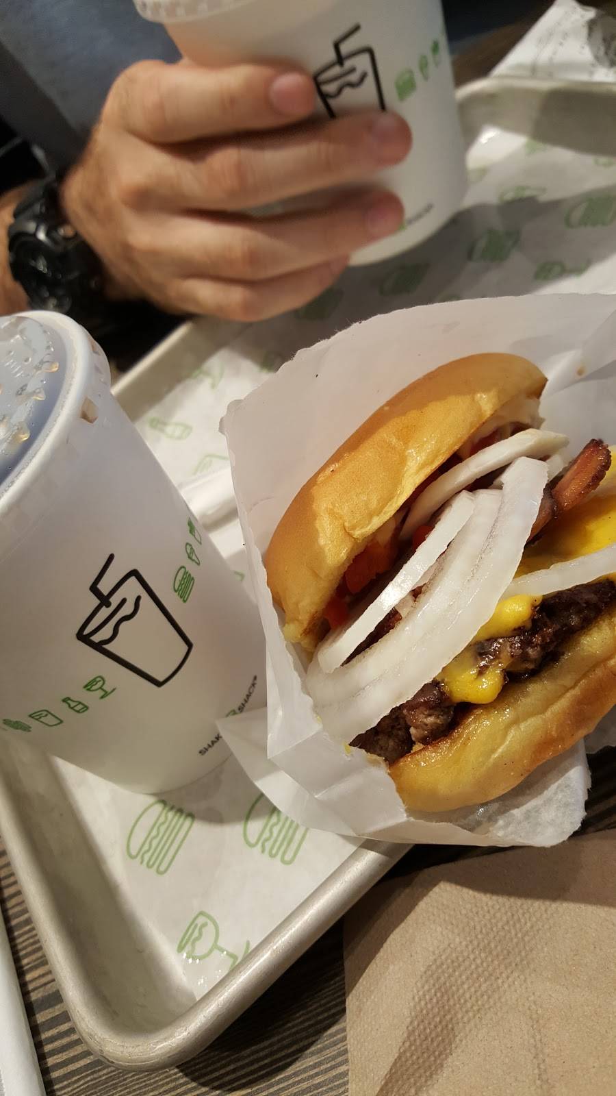 Shake Shack | restaurant | 60 E Broadway #332, Bloomington, MN 55425, USA | 9524666056 OR +1 952-466-6056