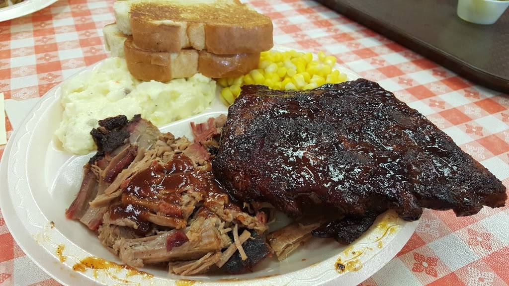 Hog Wild Pit Bar-B-Q | restaurant | 1200 Rock Rd, Wichita, KS 67207, USA | 3166187227 OR +1 316-618-7227