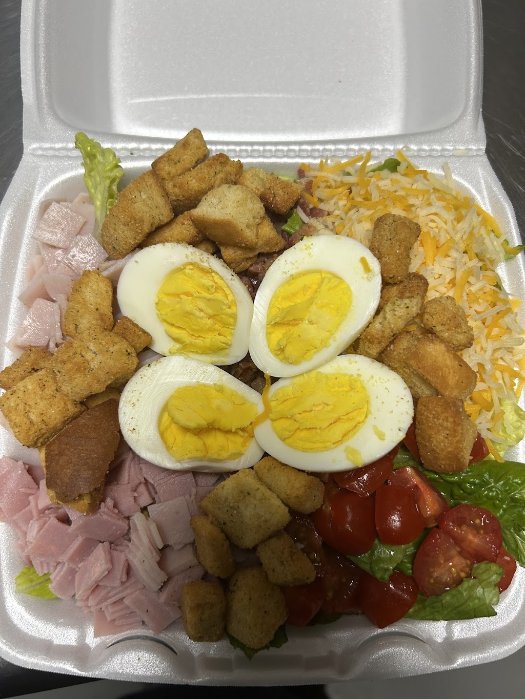 Magillas Grill and Lounge | restaurant | 1928 E Judge Perez Dr, Chalmette, LA 70043, USA | 5042528509 OR +1 504-252-8509