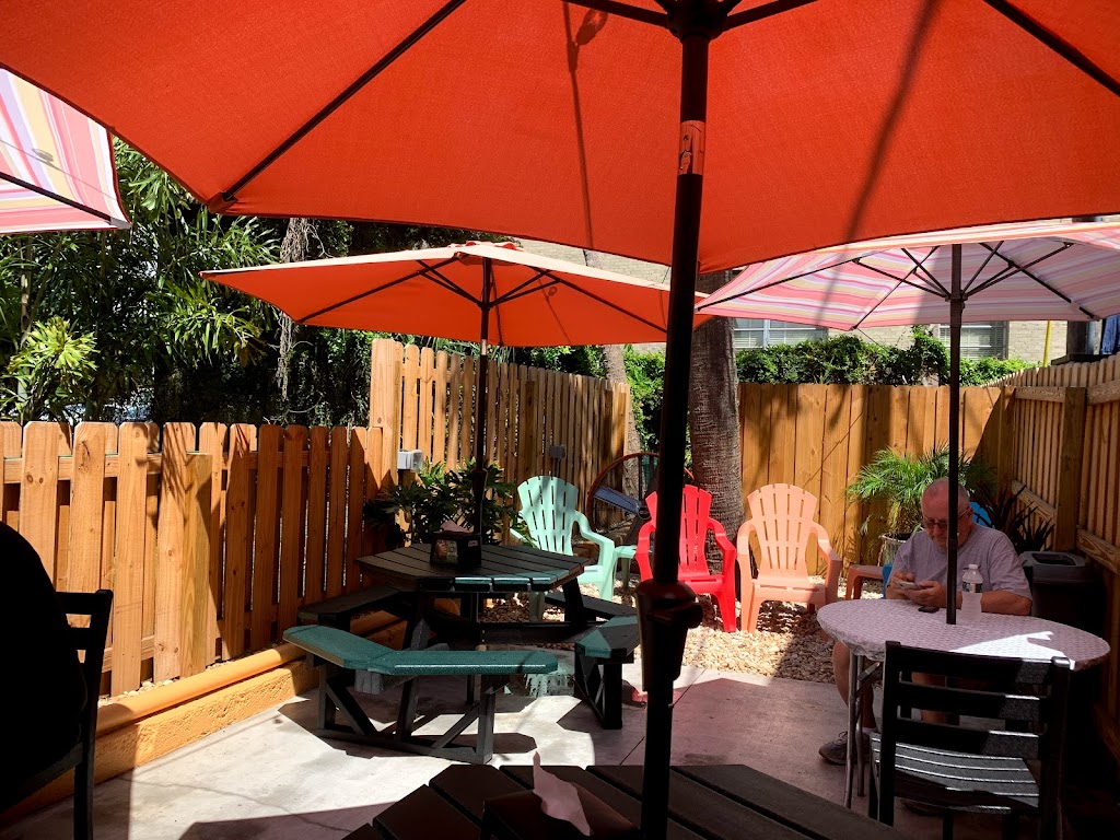 Bay Street Dawgs | restaurant | 108 Bay St, Daytona Beach, FL 32114, USA | 3864927589 OR +1 386-492-7589