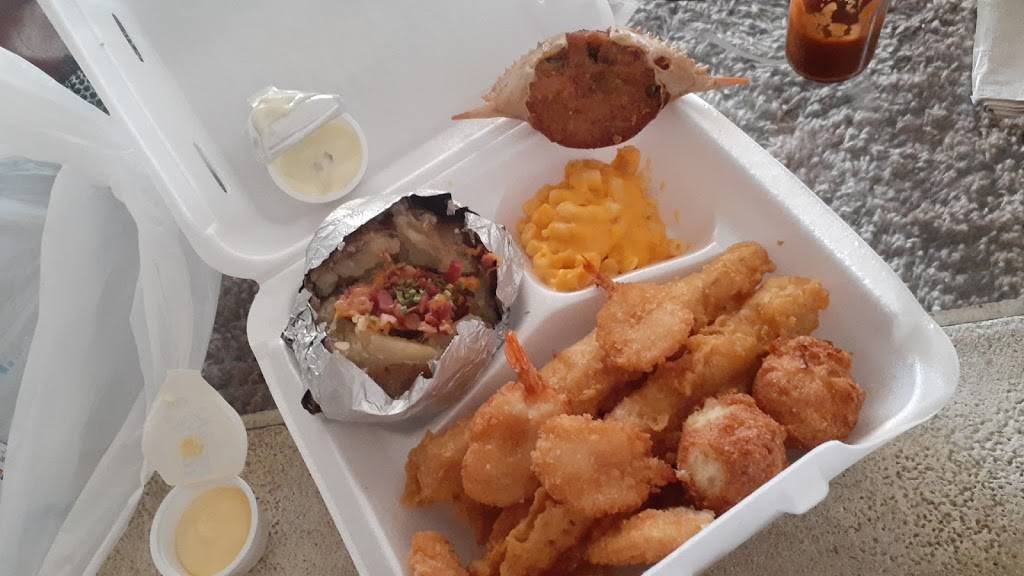 Captain Ds | restaurant | 35134 Groesbeck Hwy, Clinton Twp, MI 48038, USA | 5865808222 OR +1 586-580-8222