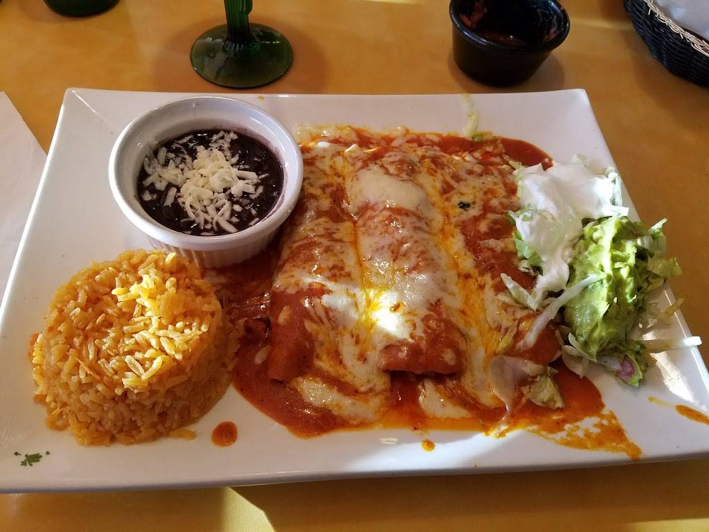 Pineapple Cafe & Mexican Grill | restaurant | 7864 S Howell Ave, Oak Creek, WI 53154, USA | 4143045756 OR +1 414-304-5756