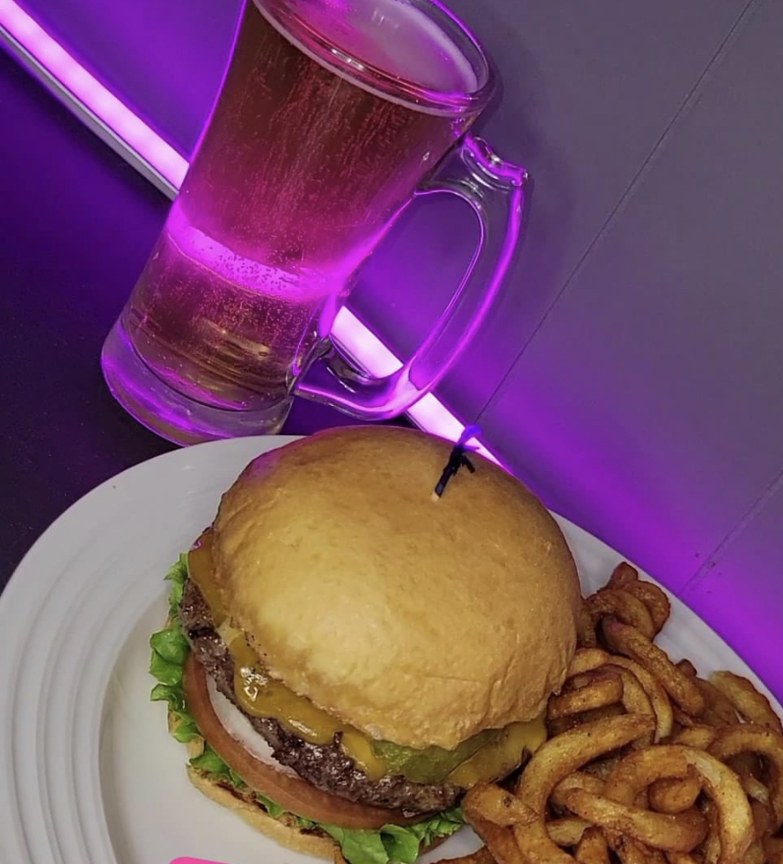 Shenaniganz Eat.Drink.Play | restaurant | 612 S Main St, Yreka, CA 96097, USA | 5305721500 OR +1 530-572-1500