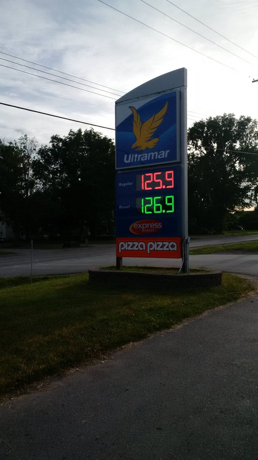 Pizza Pizza | meal takeaway | 765-805 Kawartha Lakes County Rd 121, Fenelon Falls, ON K0M 1N0, Canada | 7058871110 OR +1 705-887-1110