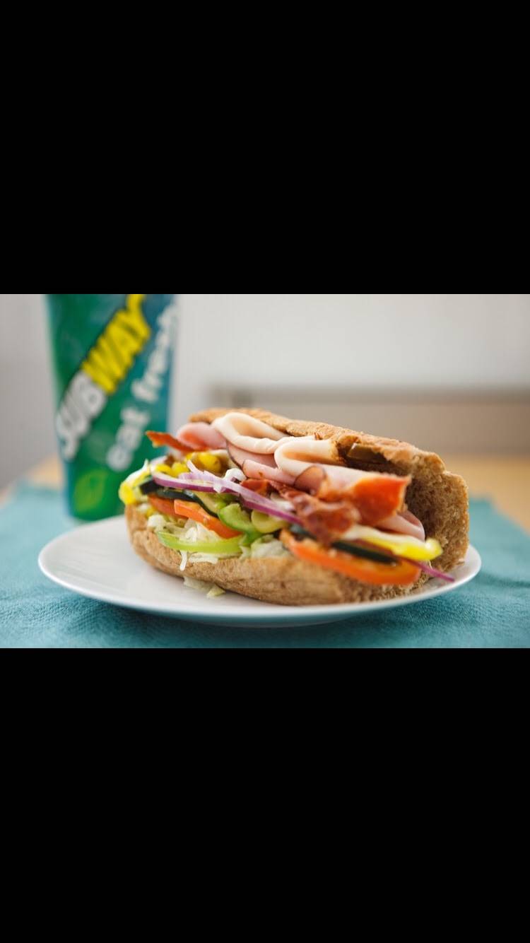 Subway Restaurants | restaurant | 140 E Main St, Smithtown, NY 11787, USA | 6316563399 OR +1 631-656-3399