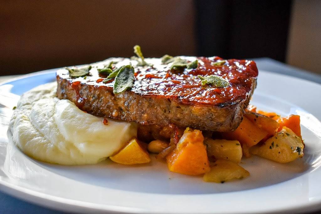 The Walrus Oyster & Ale House | restaurant | 152 Waterfront St, Oxon Hill, MD 20745, USA | 3015676100 OR +1 301-567-6100