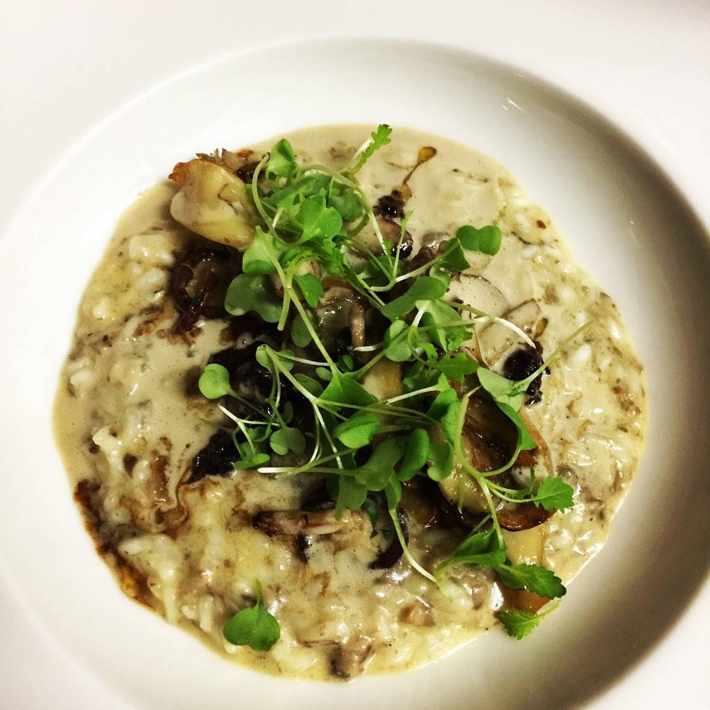 Chez Sophie | restaurant | 1974 Rue Notre-Dame Ouest, Montréal, QC H3J 1M8, Canada | 4383802365 OR +1 438-380-2365