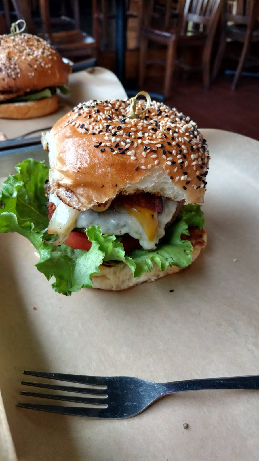 Hawx Burger Bar & Ice House | restaurant | 2895 Thousand Oaks, San Antonio, TX 78232, USA | 2103204299 OR +1 210-320-4299