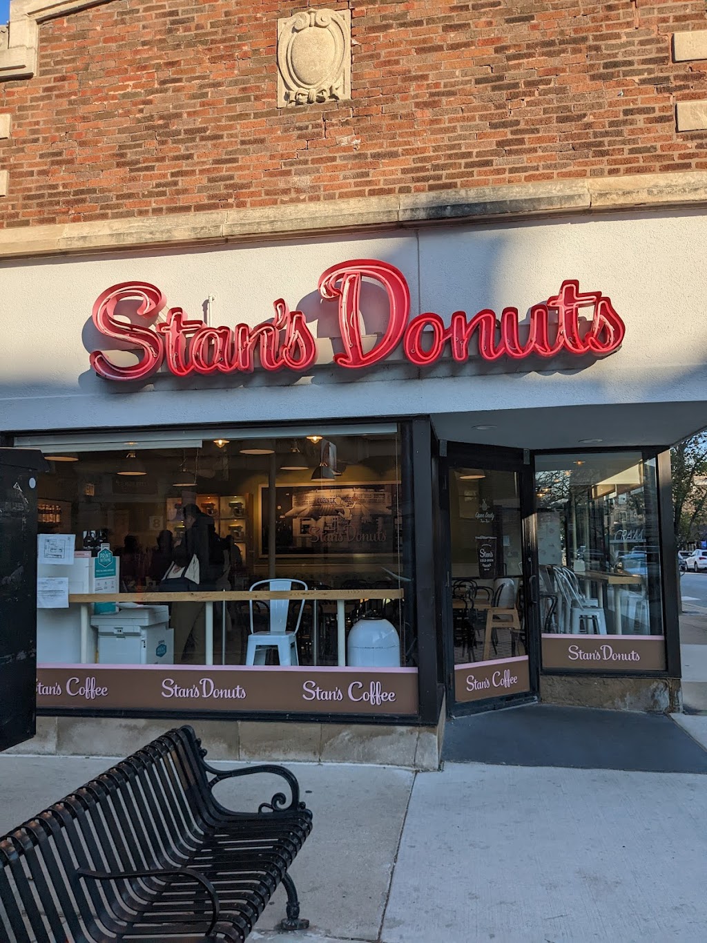 Stans Donuts & Coffee | cafe | 3300 N Broadway, Chicago, IL 60657, USA | 7738834764 OR +1 773-883-4764
