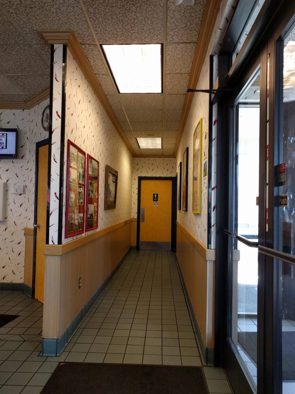 Burgerville | meal takeaway | 1120 Lewis River Rd, Woodland, WA 98674, USA | 3602257965 OR +1 360-225-7965