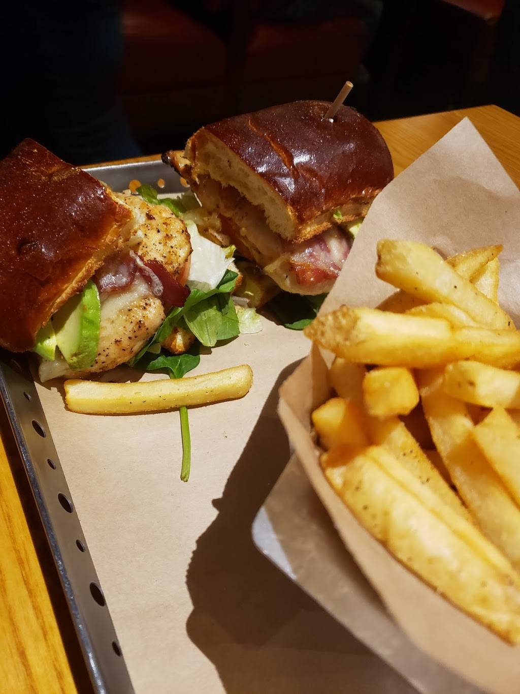 Chilis Grill & Bar | meal takeaway | 3585 W Shaw Ave, Fresno, CA 93711, USA | 5592714055 OR +1 559-271-4055