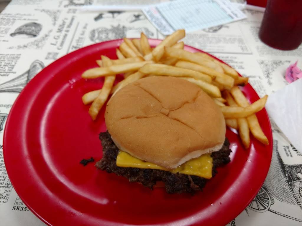 Big Jons Lunch Box | restaurant | 123 W 4th St, Mt Carmel, IL 62863, USA | 6182633272 OR +1 618-263-3272