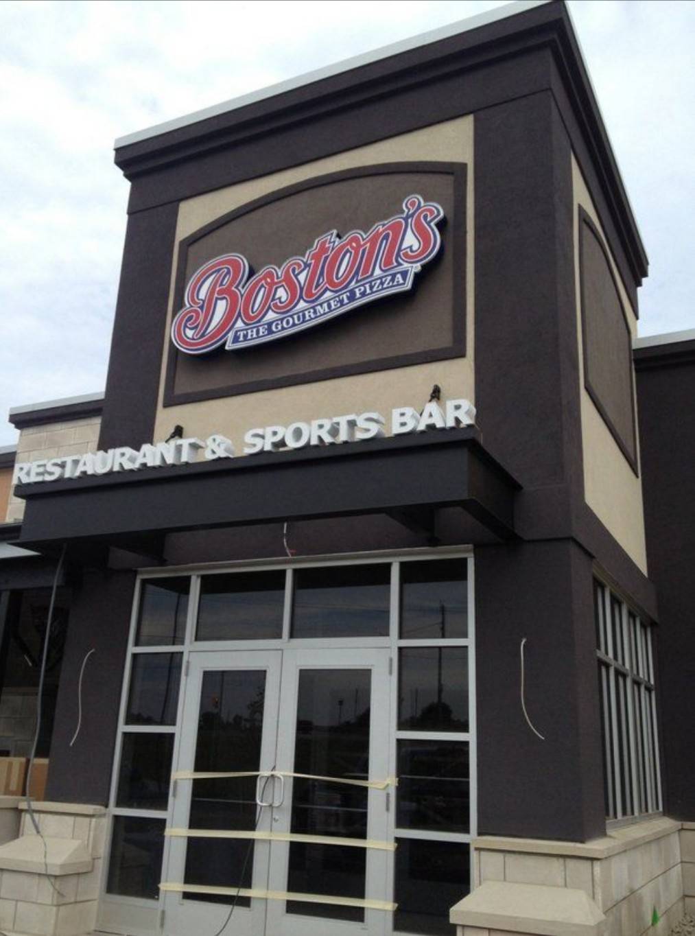 Bostons Restaurant & Sports Bar | restaurant | 3324 Owen Rd, Fenton, MI 48430, USA | 8107505800 OR +1 810-750-5800