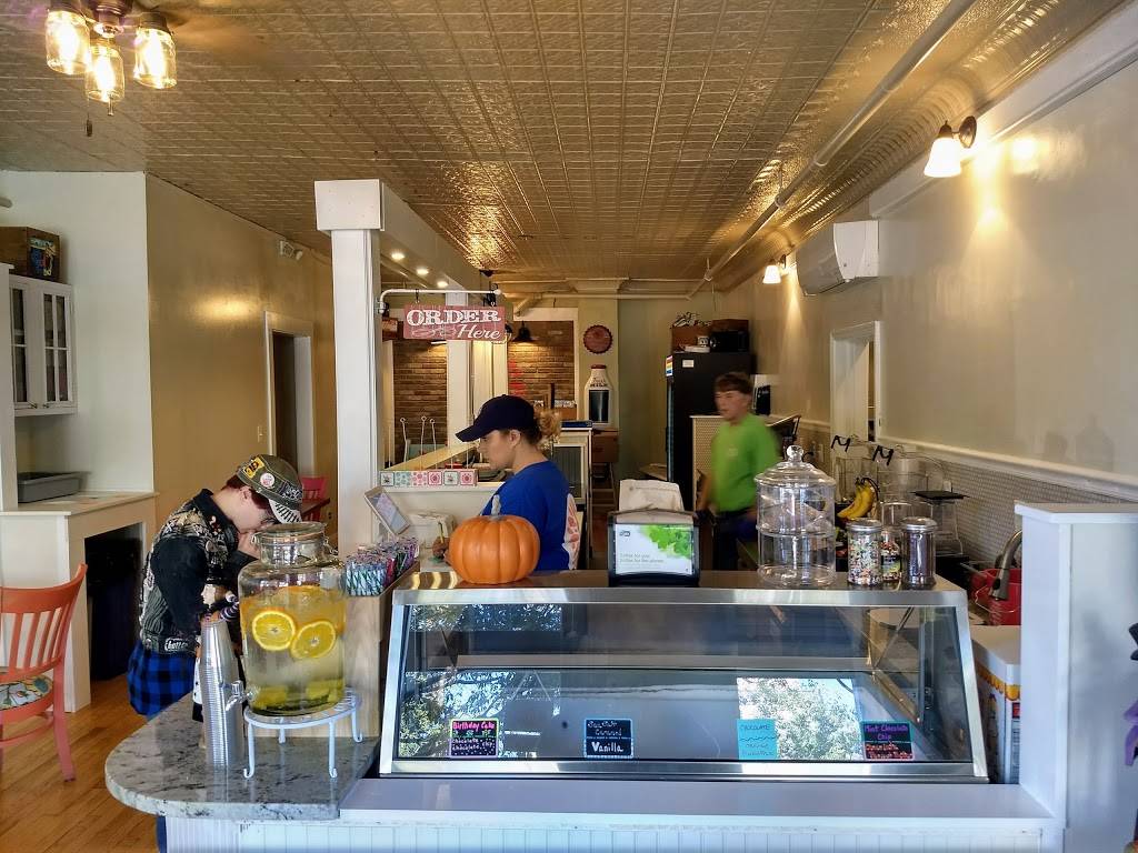 LellyBelle Cafe | restaurant | 104 E German St, Shepherdstown, WV 25443, USA | 3047029322 OR +1 304-702-9322