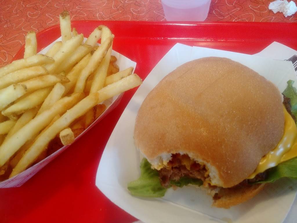 Waynes Drive-In | restaurant | 1331 Covered Bridge Rd, Cedarburg, WI 53012, USA | 2623759999 OR +1 262-375-9999