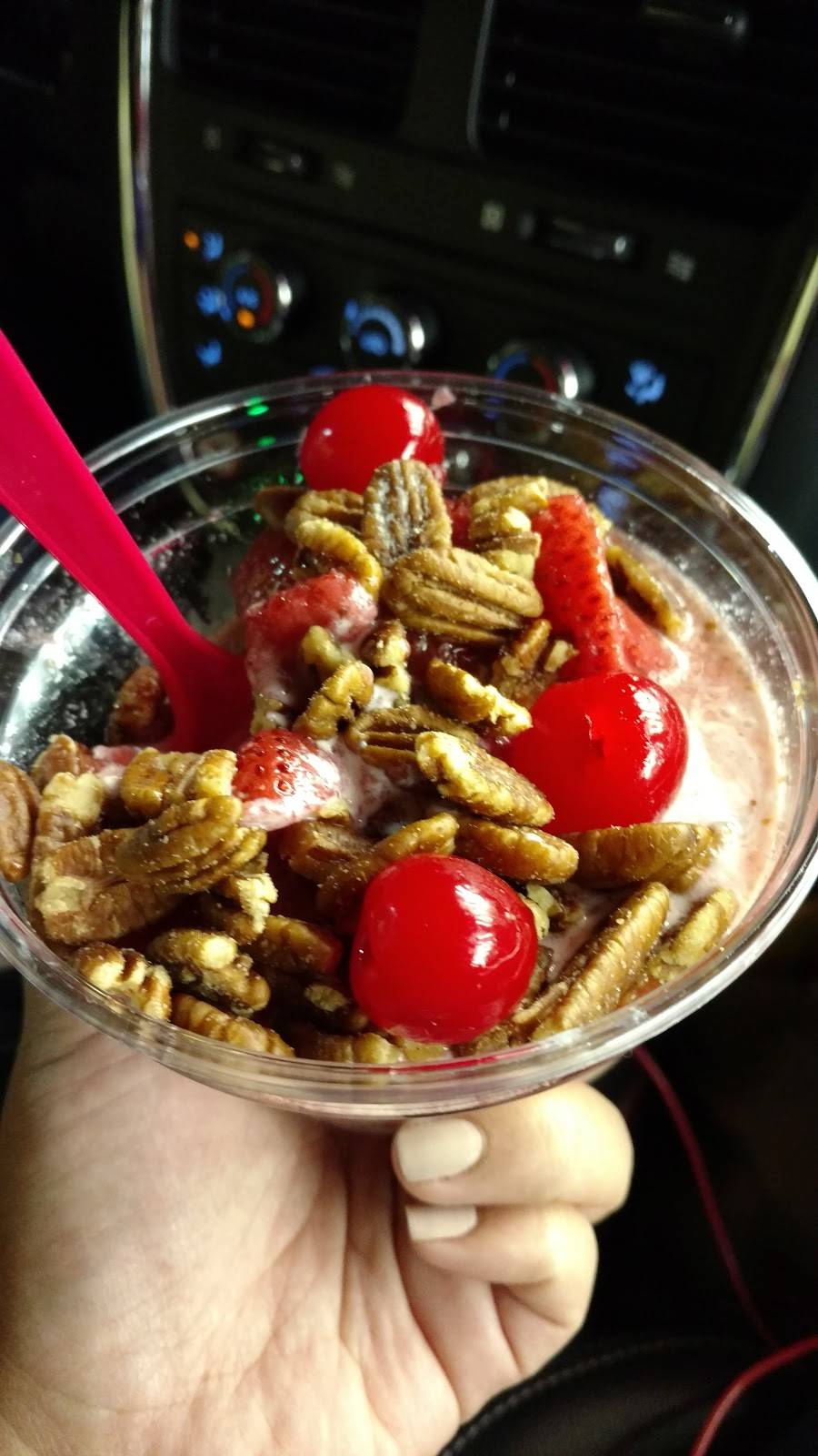 Leons Frozen Custard | restaurant | 3131 S 27th St, Milwaukee, WI 53215, USA | 4143831784 OR +1 414-383-1784