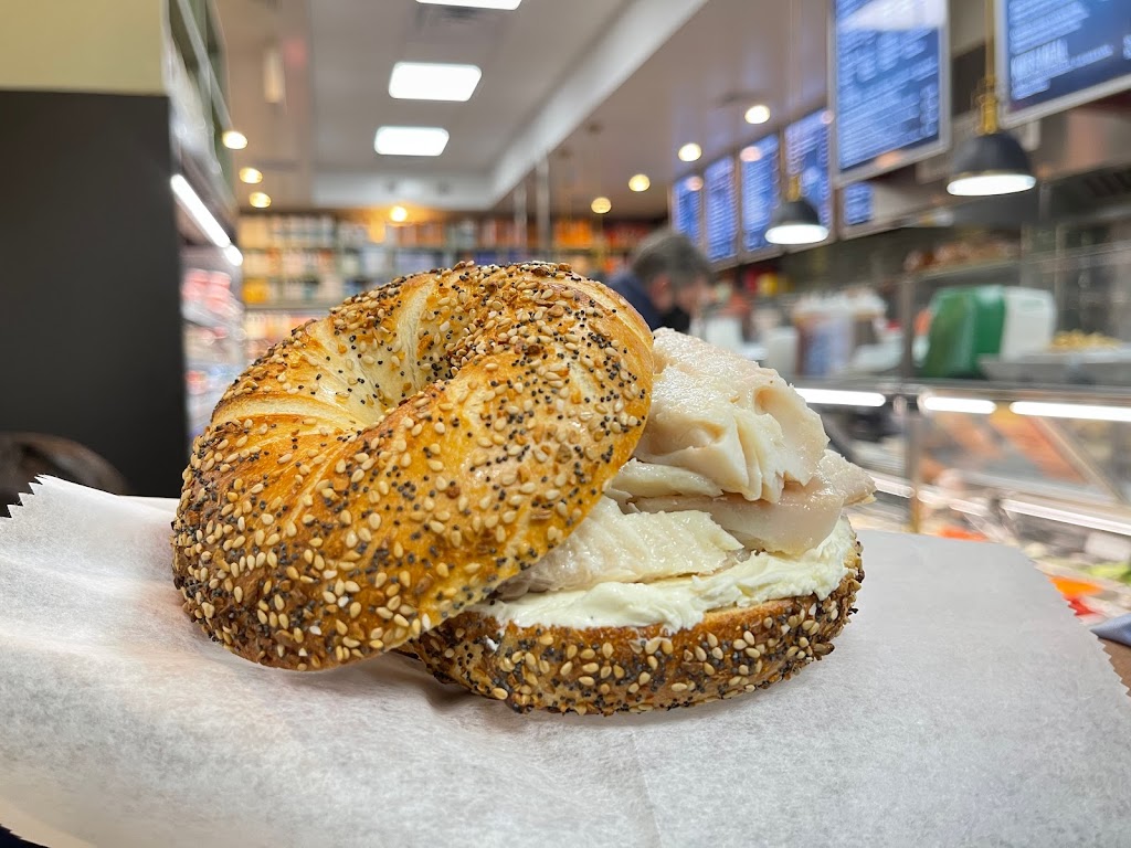 Broad Nosh Bagels | restaurant | 2350 Broadway, New York, NY 10024, USA | 2126000933 OR +1 212-600-0933