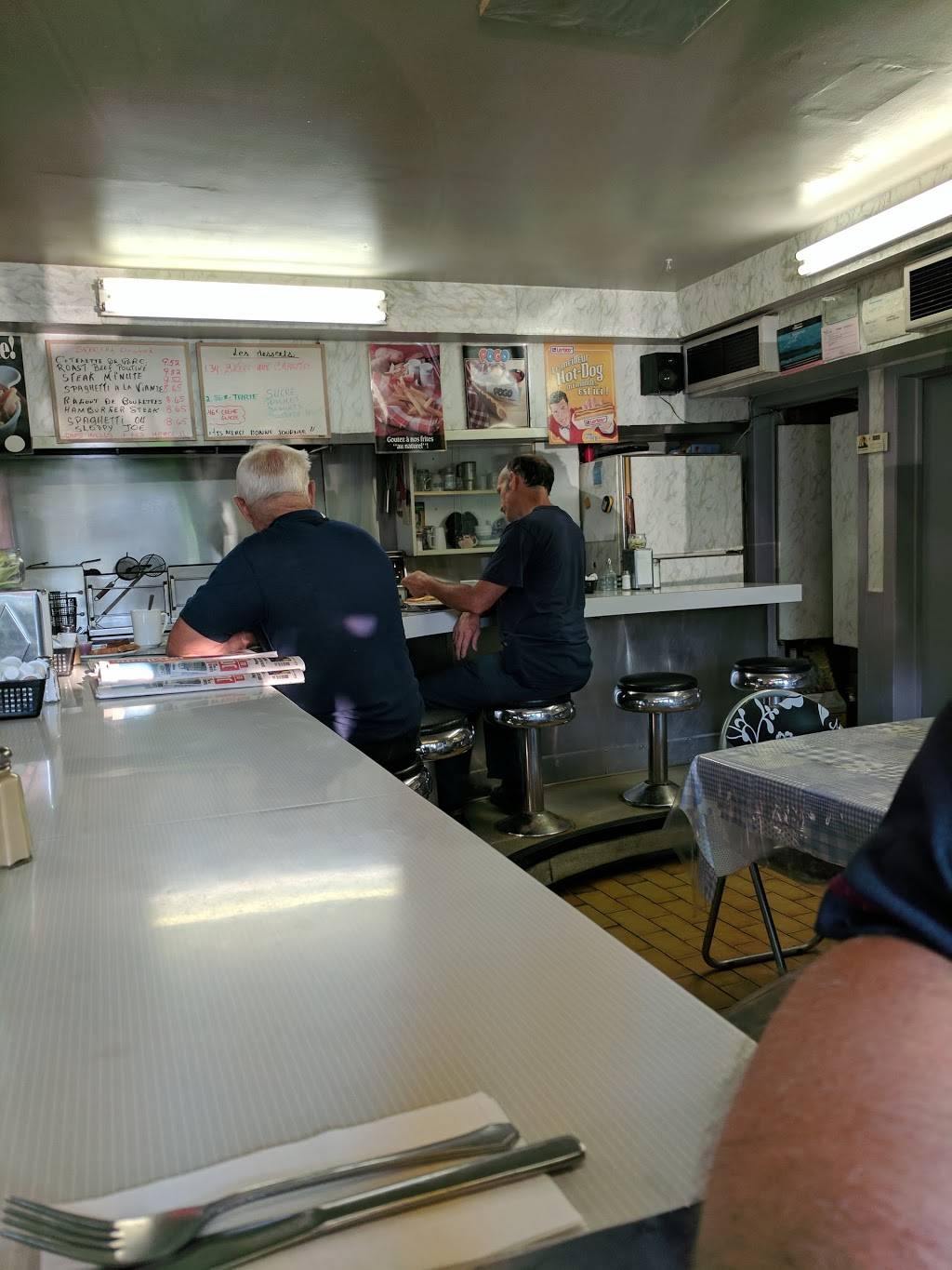 Casse-Croute BH | restaurant | 1143 Rue Galt O, Sherbrooke, QC J1H 2A3, Canada | 8193469060 OR +1 819-346-9060