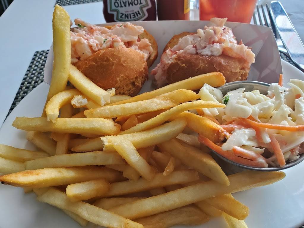 Legal Seafood | restaurant | Logan Airport Terminal B, Boston, MA 02128, USA | 8575743888 OR +1 857-574-3888