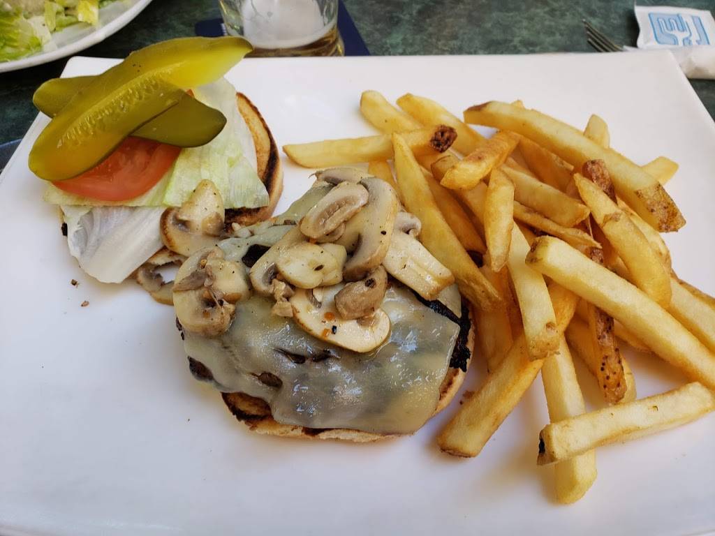 Salty Dog Bar & Grill | restaurant | 1980 Queen St E, Toronto, ON M4L 1H8, Canada | 4168495064 OR +1 416-849-5064