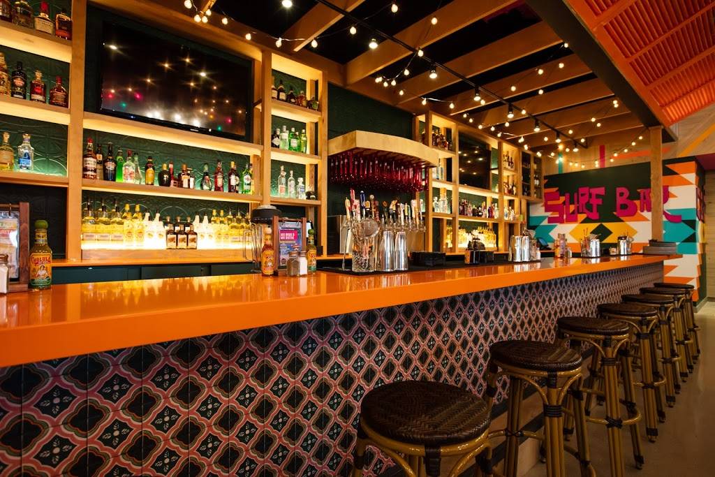 Carlos & Pepes | restaurant | 1405 Boulevard Michèle-Bohec #102, Blainville, QC J7C 5L4, Canada | 4504334141 OR +1 450-433-4141