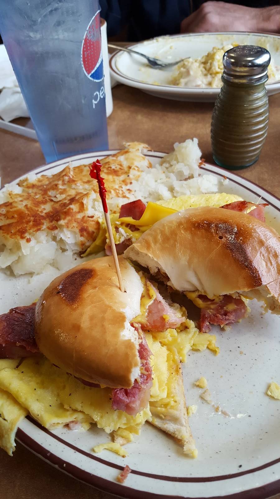 Fifth Wheel Truck Stop & Rest | restaurant | 8500 N Telegraph Rd, Newport, MI 48166, USA | 7345862210 OR +1 734-586-2210