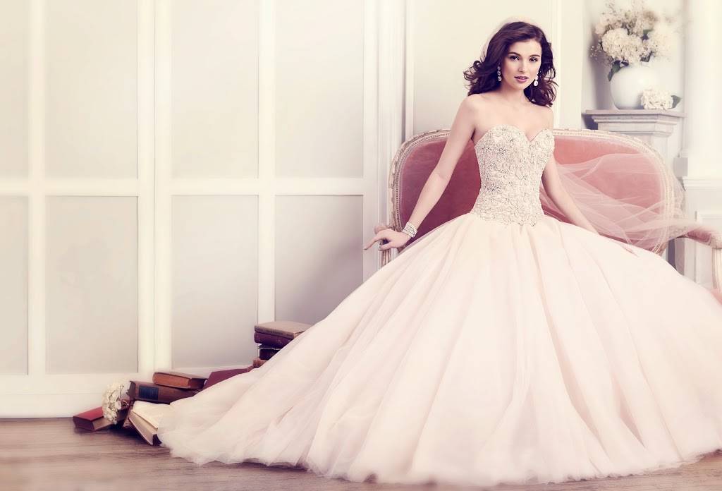 Alexis Kay Designs, Inc. Bridal and Formal Wear | restaurant | 128 E Lincoln Hwy, DeKalb, IL 60115, USA | 8157626558 OR +1 815-762-6558