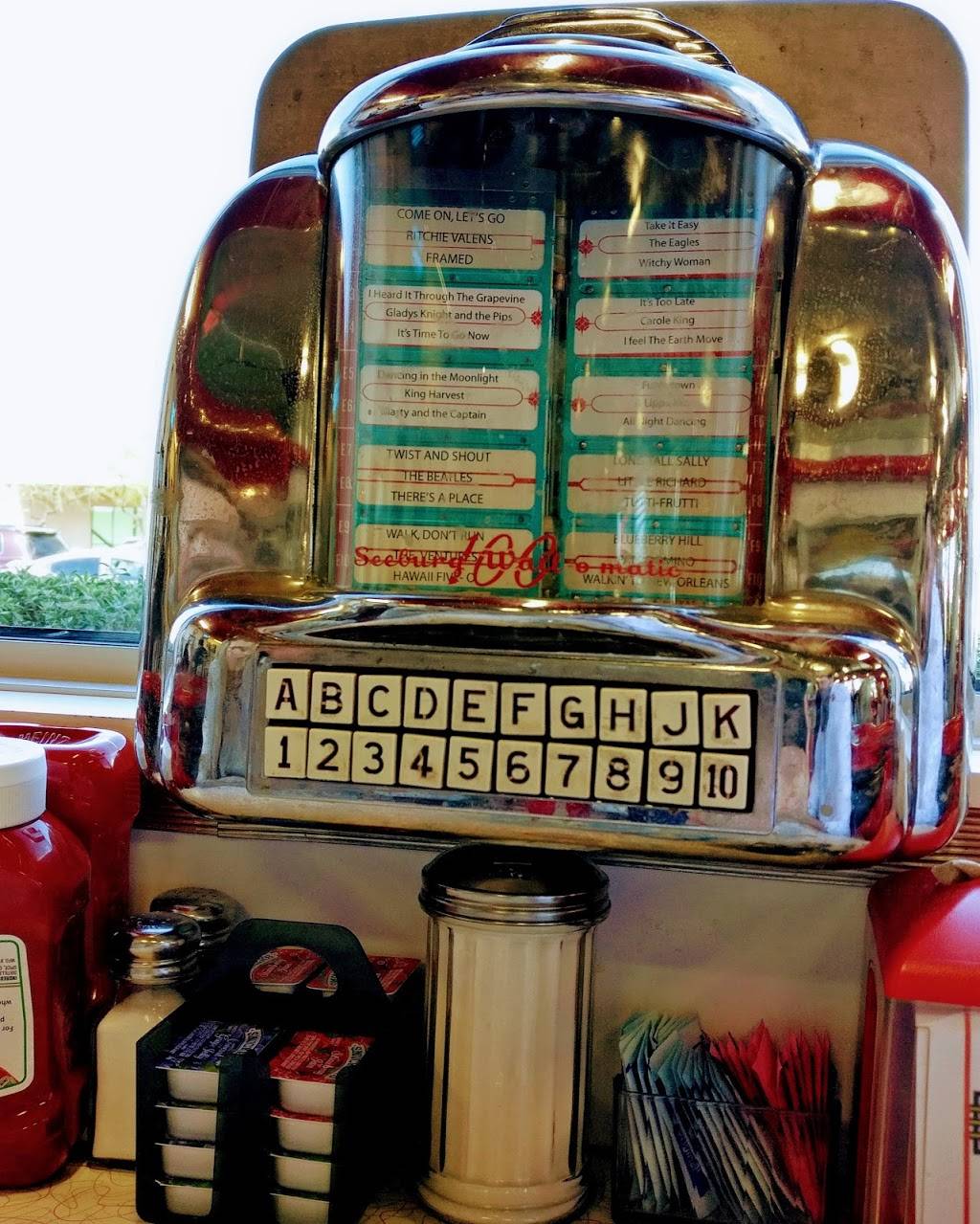 Chases Diner | restaurant | 2040 N Alma School Rd, Chandler, AZ 85224, USA | 4808553663 OR +1 480-855-3663