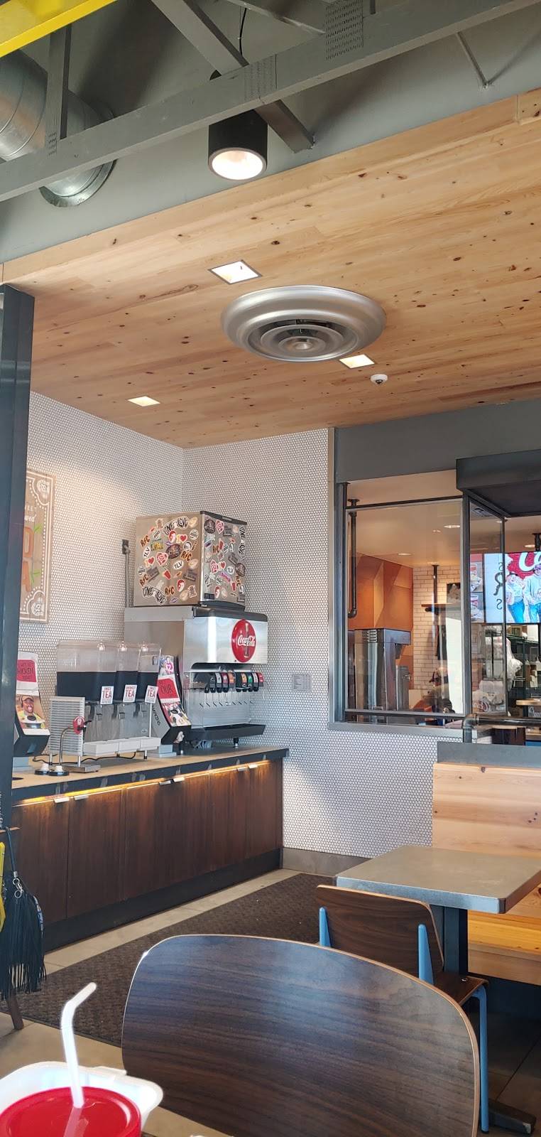 Raising Canes Chicken Fingers | meal takeaway | 2322 SE Military Dr, San Antonio, TX 78223, USA | 2105322519 OR +1 210-532-2519