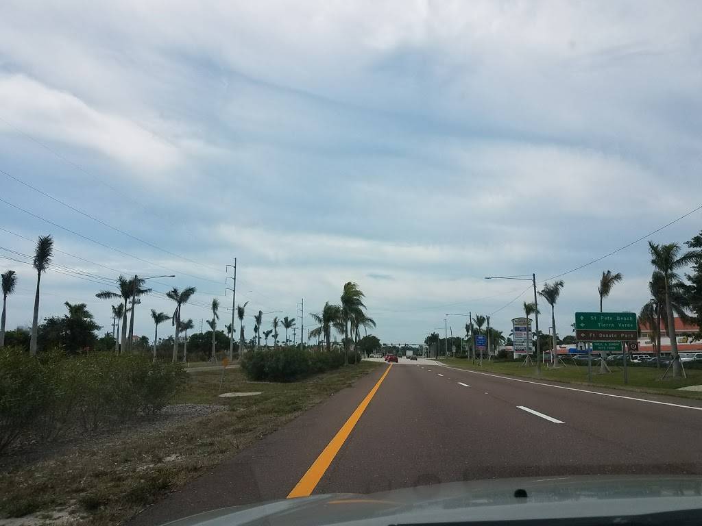 Isla Del Sol Yacht & Country Club | restaurant | 6000 Sun Blvd, St. Petersburg, FL 33715, USA | 7279064752 OR +1 727-906-4752