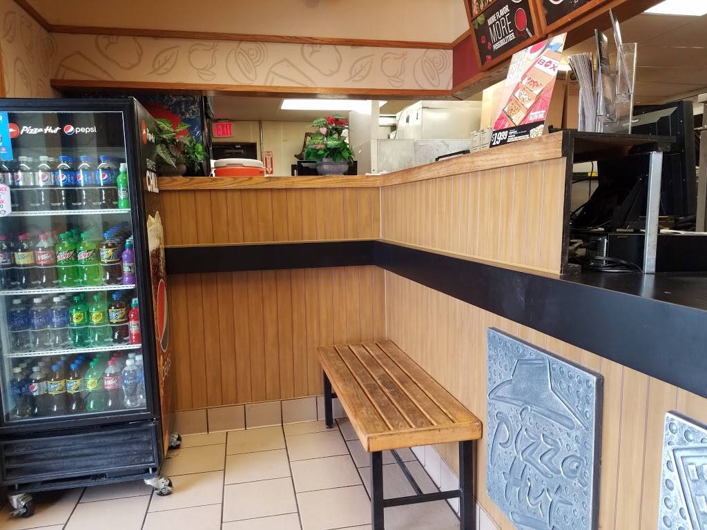 Pizza Hut | meal delivery | 10015 E 67th St, Raytown, MO 64133, USA | 8167439112 OR +1 816-743-9112