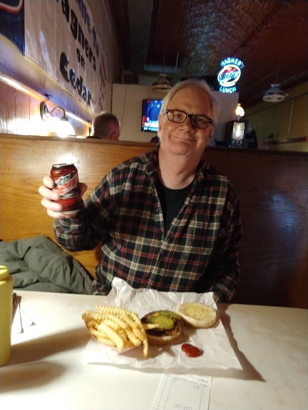 Wagners Lunch | restaurant | 222 N Cedar Ave, Owatonna, MN 55060, USA | 5074510931 OR +1 507-451-0931