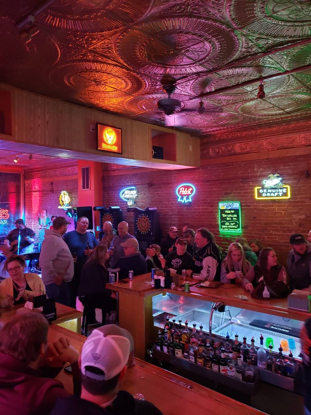 Chubz Pub & Grub | restaurant | 120 E Main St, Warren, IL 61087, USA | 8157453333 OR +1 815-745-3333