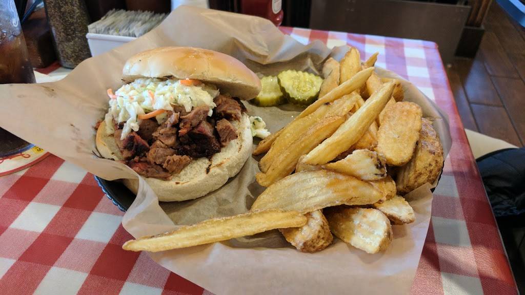 Famous Daves Bar-B-Que | restaurant | 31 Meadowview Dr, Lake Delton, WI 53940, USA | 6082548900 OR +1 608-254-8900