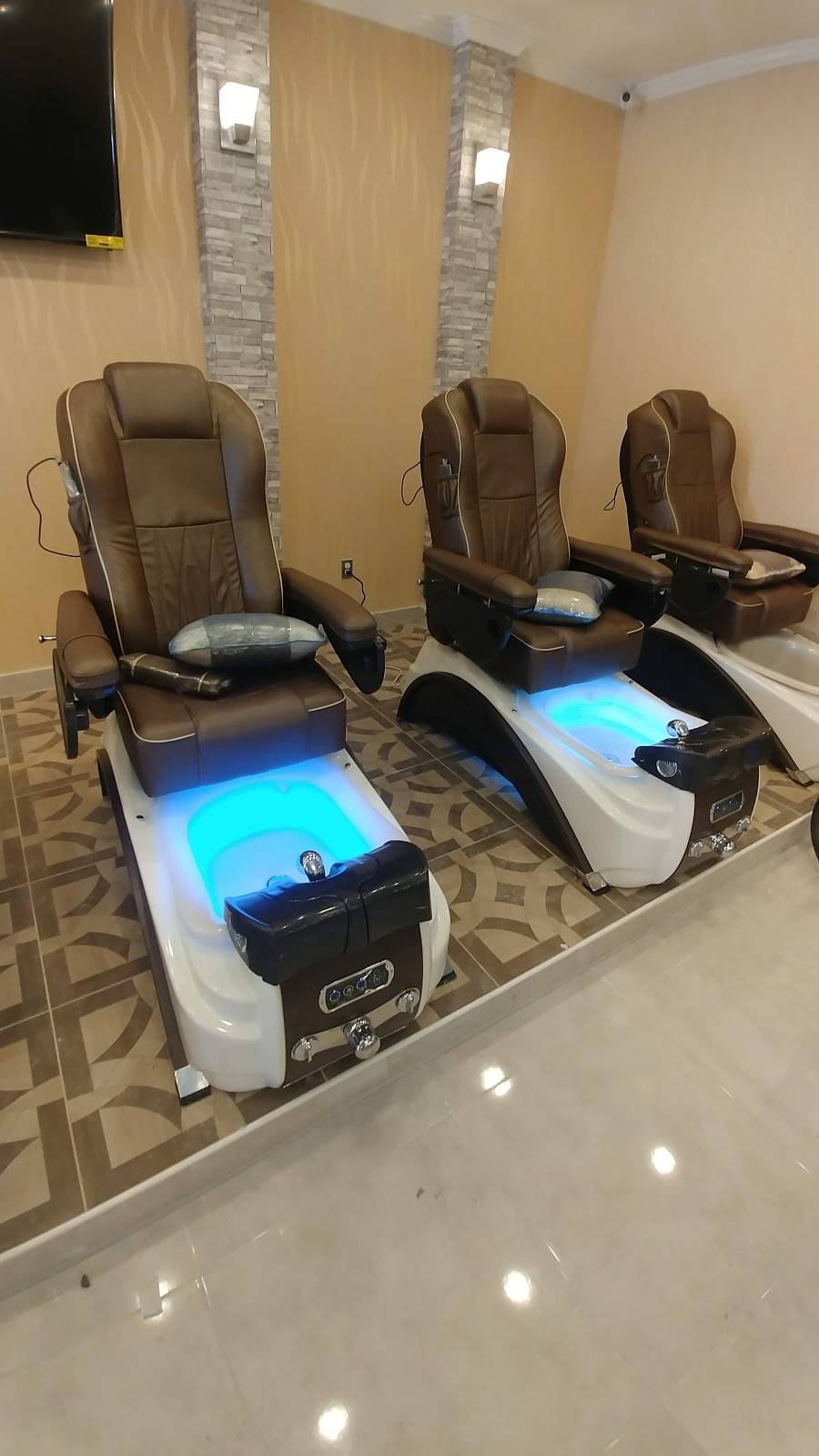 Fox Run Shopping Center | shopping mall | 615 Solomons Island Rd N, Prince Frederick, MD 20678, USA | 6108347287 OR +1 610-834-7287