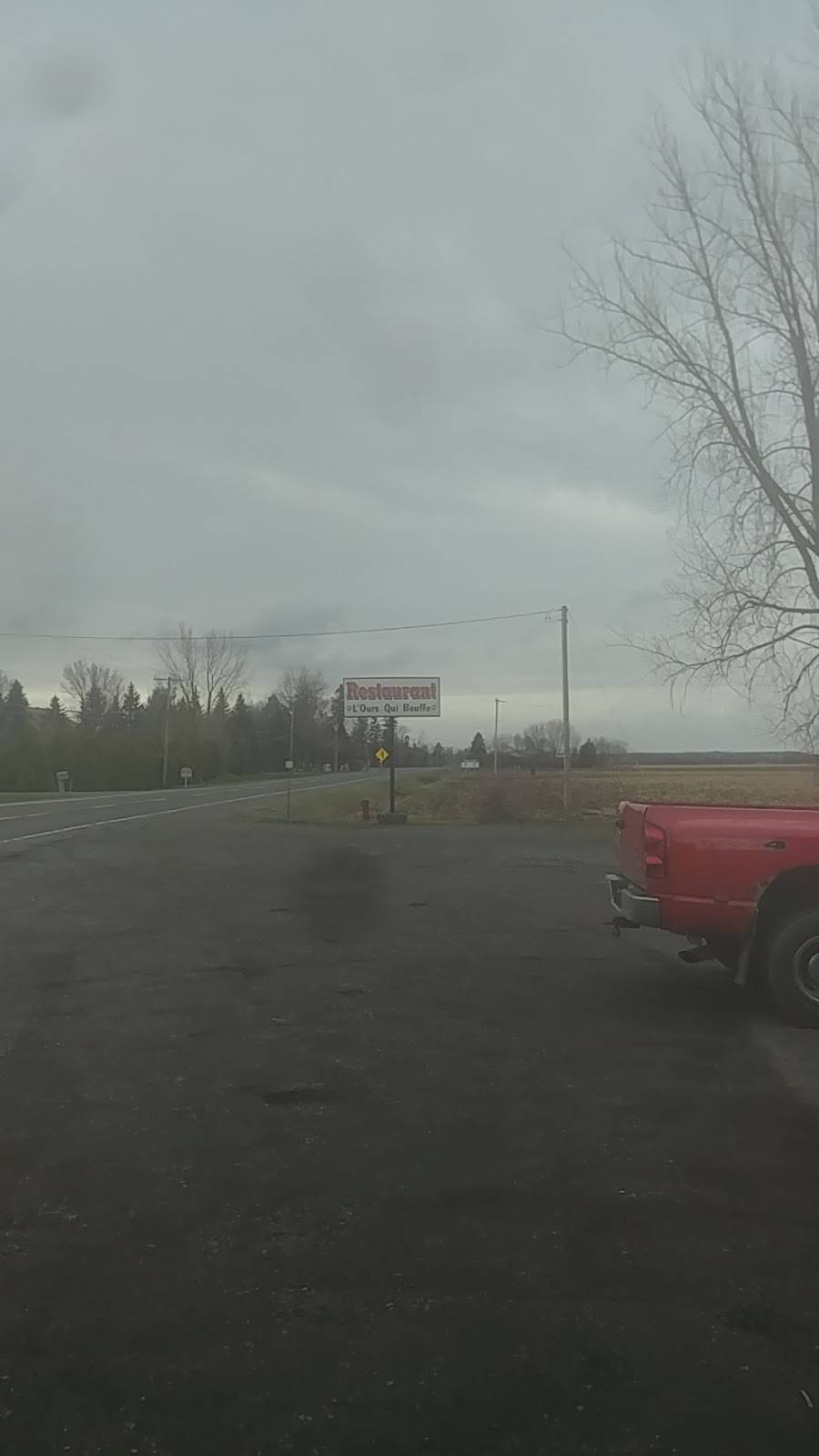 Restaurant LOurs Qui Bouffe | restaurant | 2273 Chemin des Patriotes, Saint-Ours, QC J0G 1P0, Canada | 4507852311 OR +1 450-785-2311