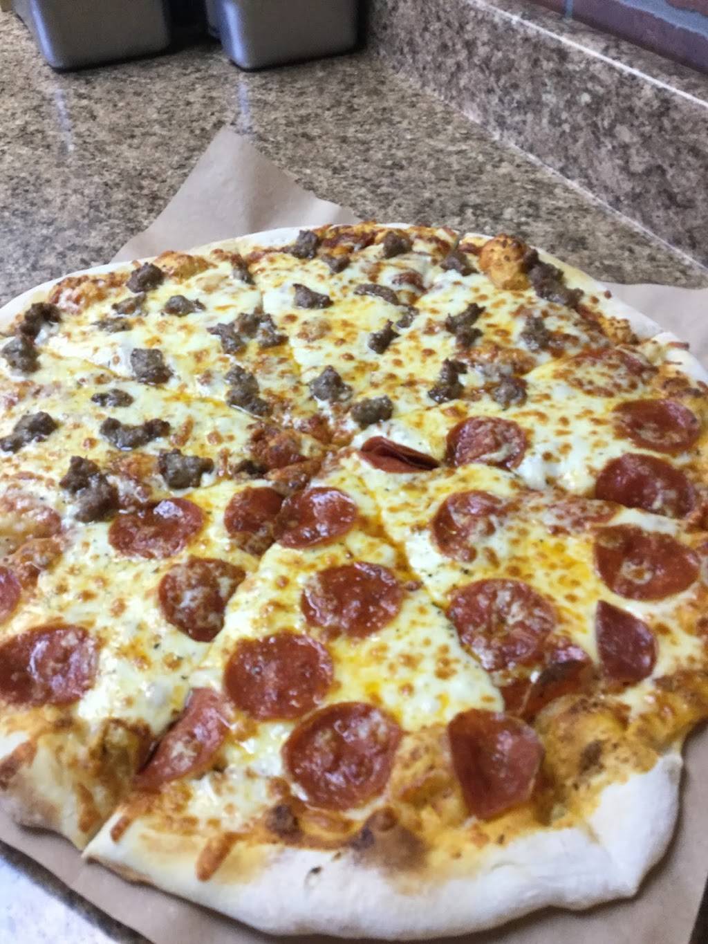 Luis Pizza | restaurant | W3410 S Lake Shore Dr, Lake Geneva, WI 53147, USA | 2622486810 OR +1 262-248-6810