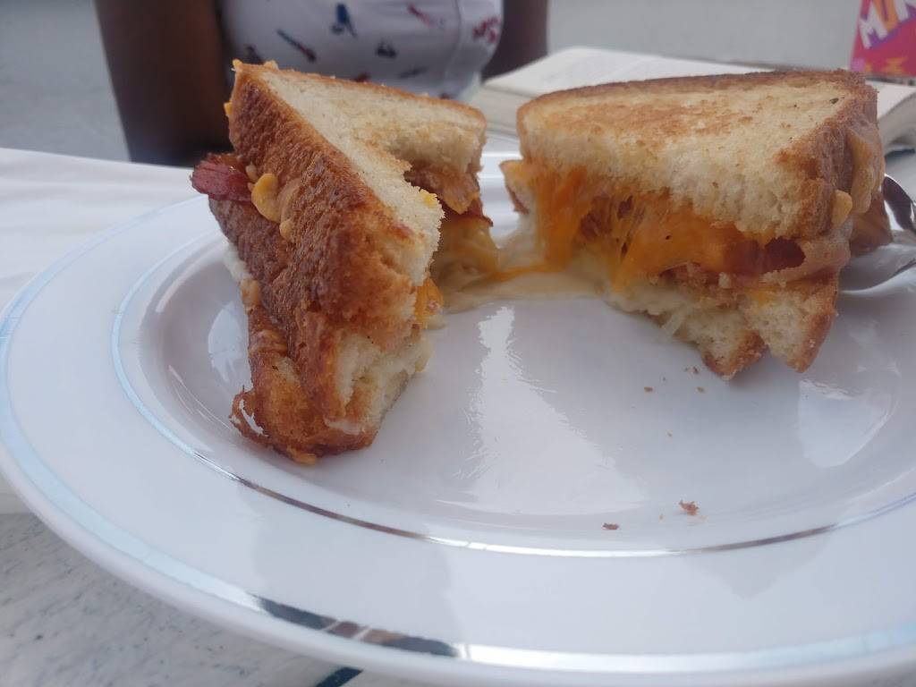 Georges Lighthouse Cafe | restaurant | 1999 Montauk Point State Pkwy, Montauk, NY 11954, USA | 6316682076 OR +1 631-668-2076