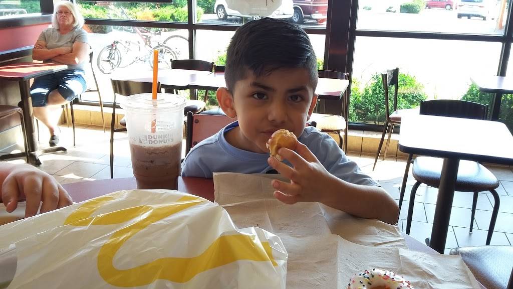 Dunkin | cafe | 369 E W Rollins Rd, Round Lake Beach, IL 60073, USA | 8477405535 OR +1 847-740-5535