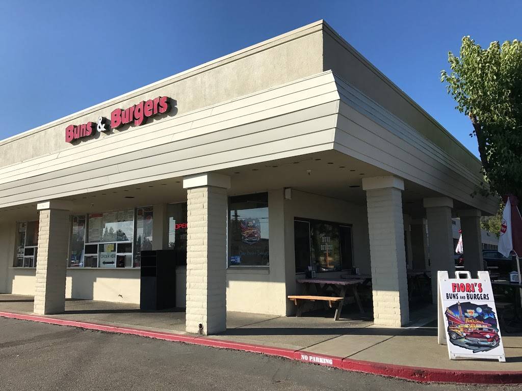 Fioris Buns & Burgers | restaurant | 406 Larkfield Center, Santa Rosa, CA 95403, USA | 7075466835 OR +1 707-546-6835