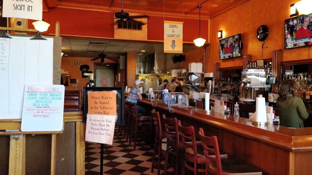 Black Dog Smoke & Ale House | restaurant | 201 N Broadway Ave, Urbana, IL 61801, USA | 2173449342 OR +1 217-344-9342