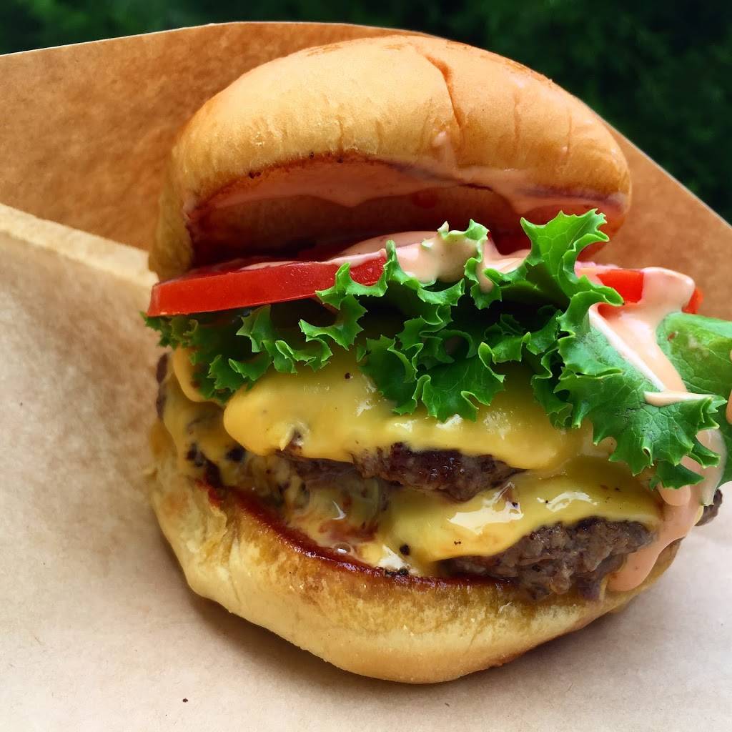 Smacks Burgers & Shakes | restaurant | 2407 Bee Ridge Rd, Sarasota, FL 34239, USA | 9419227673 OR +1 941-922-7673