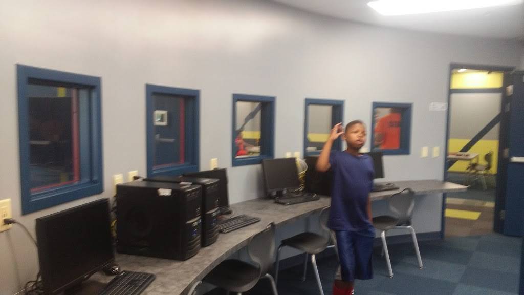 Landmark Bar & Grill | restaurant | 68478 Main St, New Paris, IN 46553, USA | 5748313080 OR +1 574-831-3080